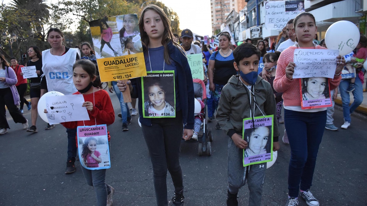 El semaforazo en la capital puntana cont con una nutrida asistencia de familiares y amigos de la menor desaparecida Foto Nicols Varvara