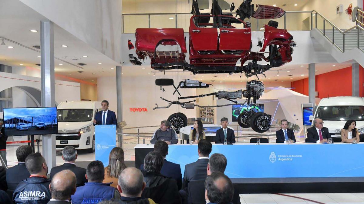 Massa anunci un nuevo regimen automotriz Foto prensa